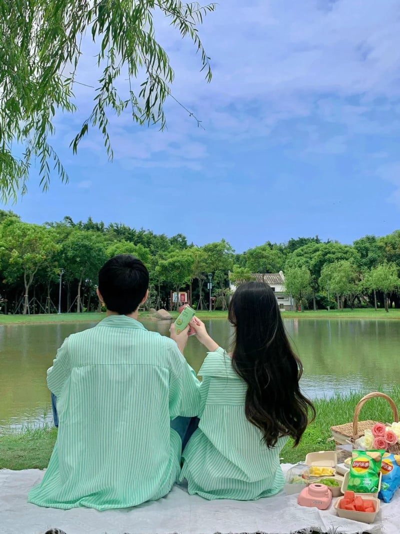 chụp ảnh với người yêu giấu mặt