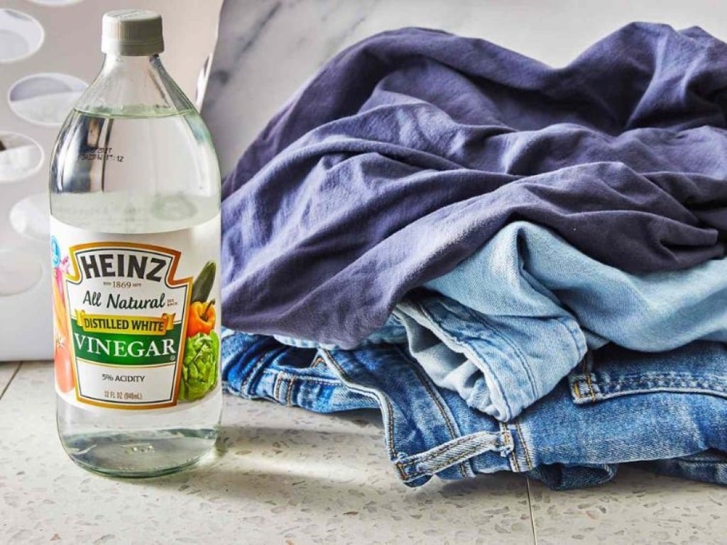 Cách giữ màu quần bò bằng cách ngâm vào nước phèn chua hoặc giấm