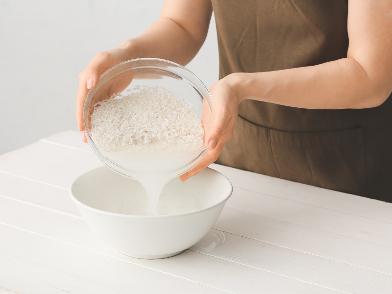 cách tẩy áo trắng bị màu cháo lòng