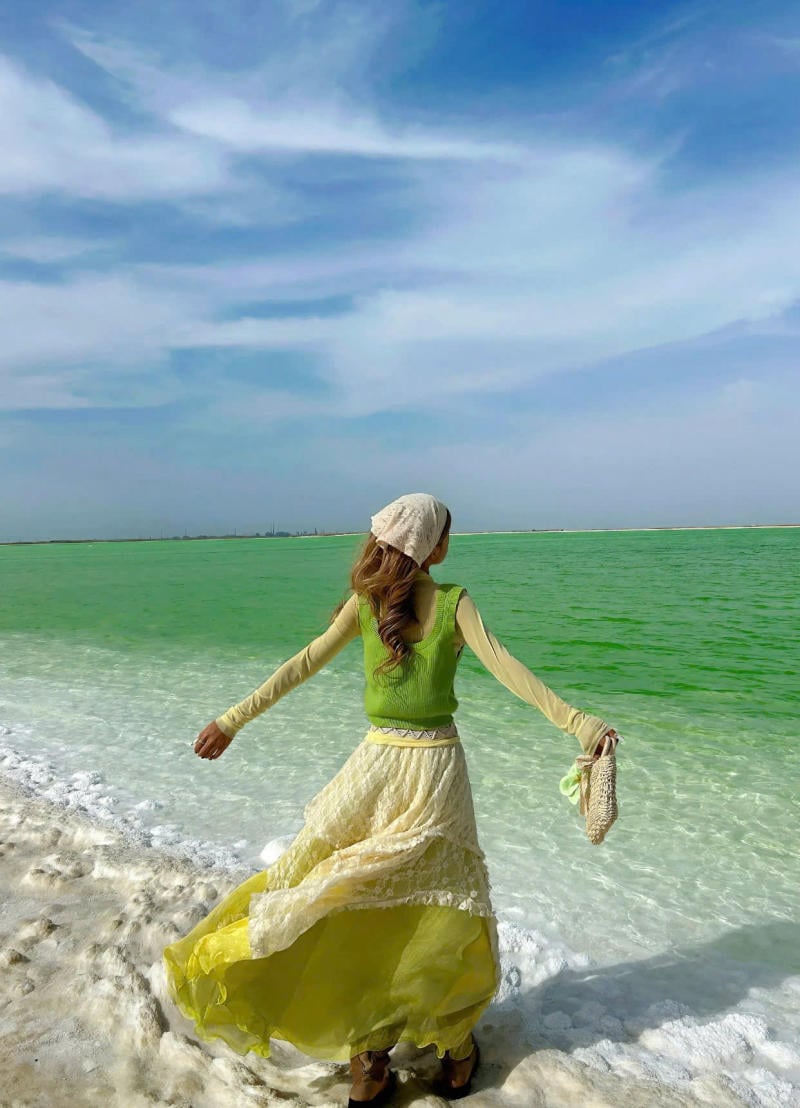 Chân váy màu vàng kết hợp với áo màu  xanh lá