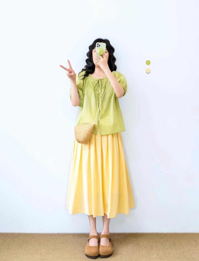 Chân váy màu vàng kết hợp với áo màu Xanh Rêu Hoặc Xanh Oliu