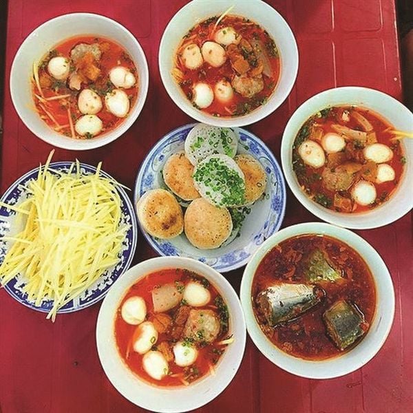 Quán bánh căn Phan Thiết đặc sản bày trên bàn