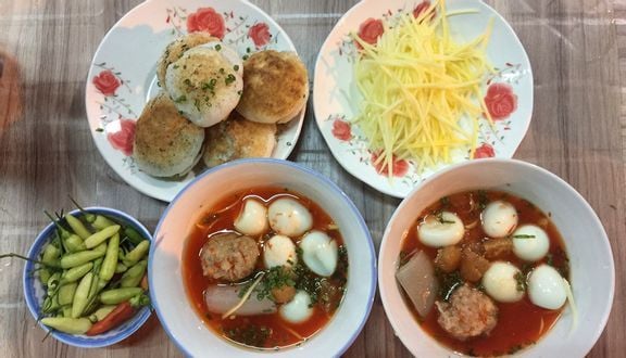 Bánh căn Phan Thiết  ăn với nước chấm xíu mại ngon hết sảy