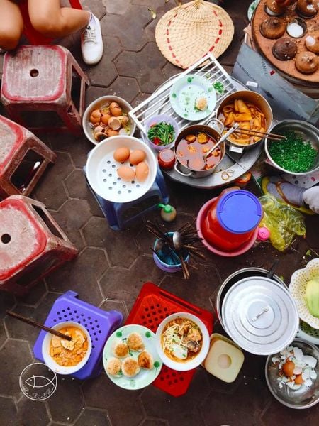 Bánh căn Phan Thiết bày bán ở vỉa hè