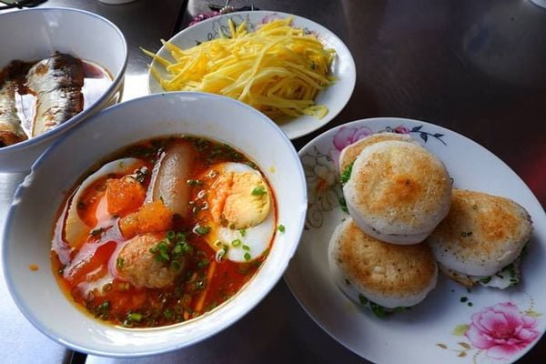 Bánh căn Phan Thiết với trứng và nhiều chén trên bàn