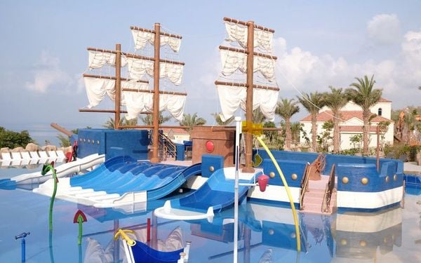 hồ bơi ngoài trời tại Centara Mirage Resort Mũi Né Phan Thiết