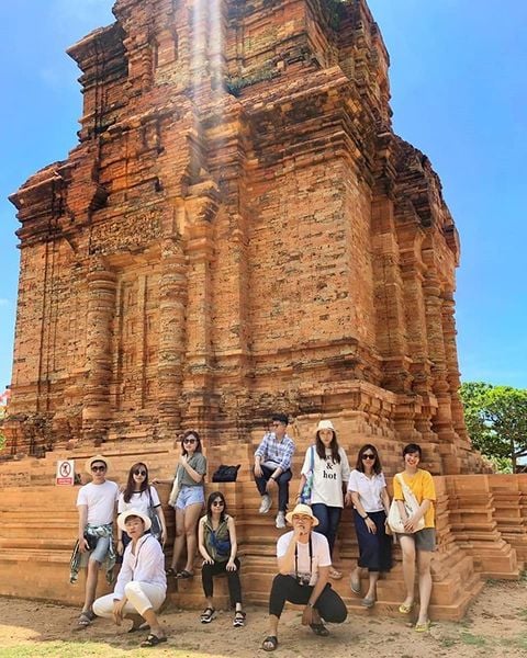 Chụp ảnh check in Tháp chàm Poshanư Phan Thiết