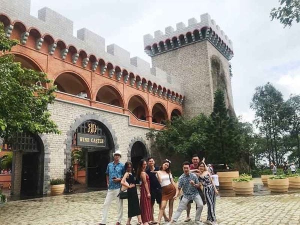 Chụp ảnh check in tại lâu đài rượu vang Mũi Né Phan Thiết