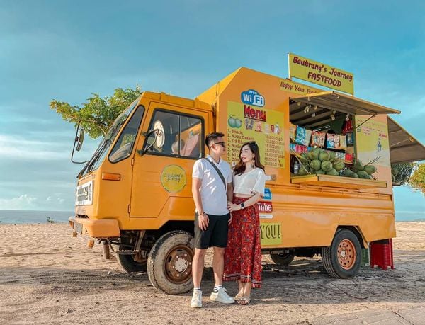 Chiếc xe màu vàng cam Bautrang”s Journey FASTFOOD nổi bật giữa đồi cát ở Bàu Trắng (Bình Thuận)