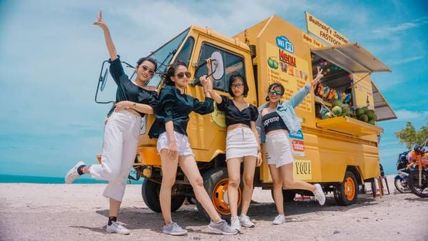 Chiếc xe màu vàng cam Bautrang”s Journey FASTFOOD nổi bật giữa đồi cát ở Bàu Trắng (Bình Thuận)