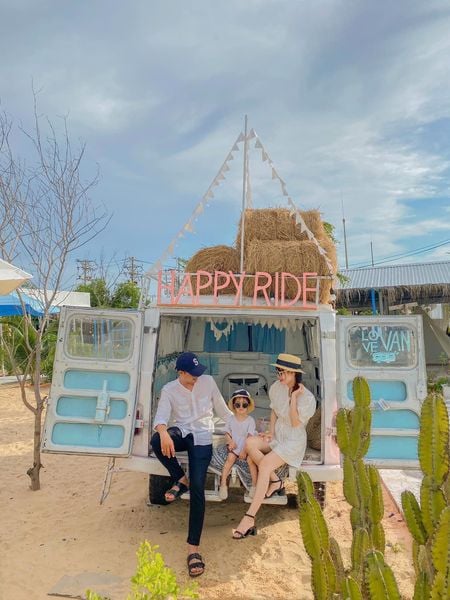 Chụp ảnh check in ở The Happy Ride Homestay & Cafe Phan Thiết