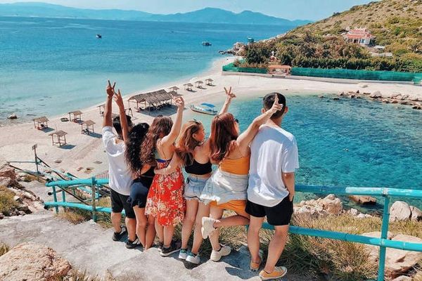 Chụp ảnh nhóm bạn tại Đảo Yến - Nha Trang