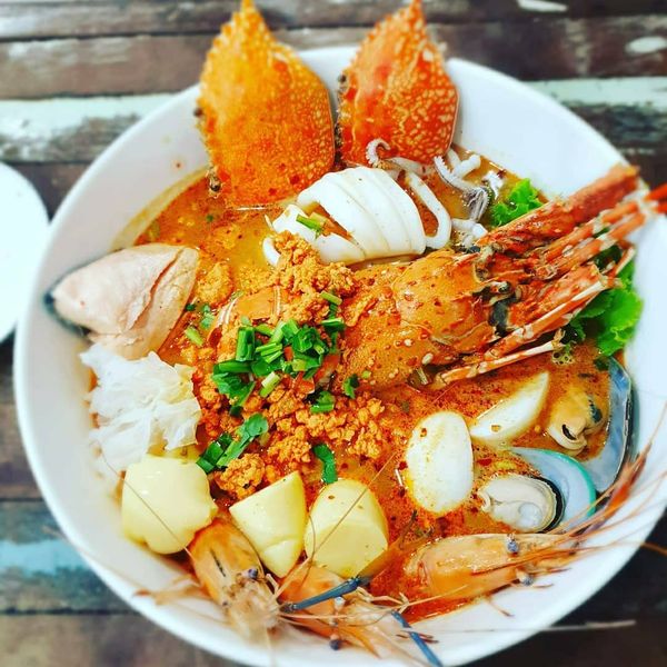 món Pad Thai - Phở khô xào tôm, đậu phộng, giá và trứng chiên thái lan