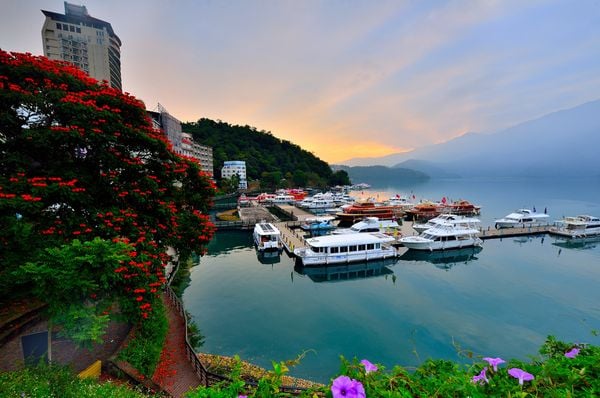 Hồ Nhật Nguyệt Đài Loan với màu nước xanh và nhiều du thuyền