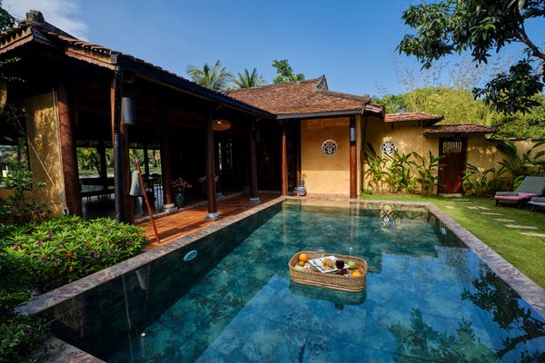 ngôi nhà kiểu xưa kế bên hồ bơi