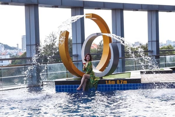 chụp ảnh ở hồ bơi tại Khách sạn Malibu Vũng Tàu ma