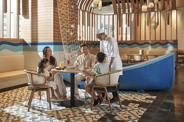 Cả nhà cùng thưởng thức bữa sáng tại nhà hàng Lemongrass tại holiday inn resort Hồ Tràm