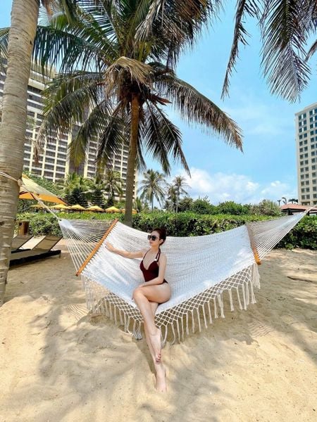 Thư giãn bên hàng dừa bên bãi biển tại holiday inn resort Hồ Tràm
