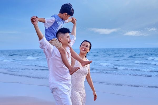 chụp ảnh gia đình bên bãi biển tại holiday inn resort Hồ Tràm