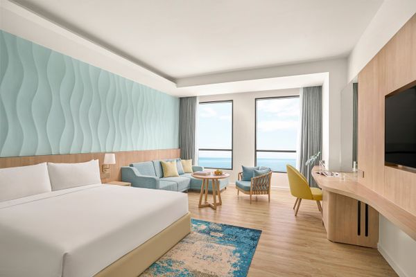 căn phòng thiết kế tông xanh và view biển