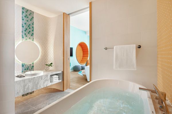 phòng tắm có bồn tắm nằm view ra phòng khách