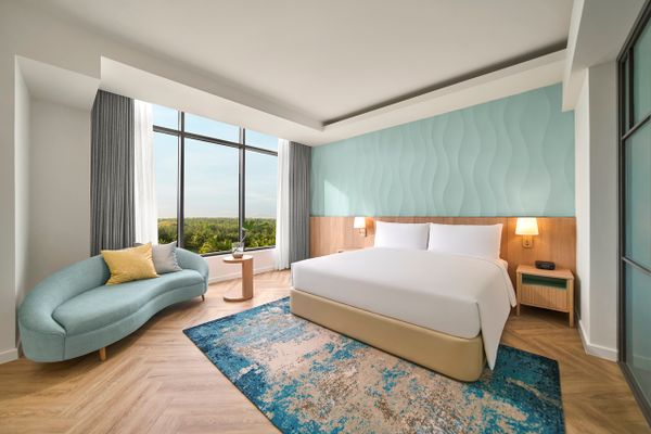 Không gian phòng ngủ ở hạng phòng Suite tại Holiday Inn Resort Hồ Tràm