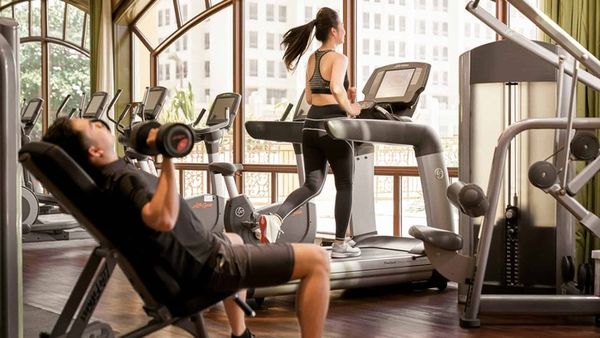 phòng tập gym có nam và nữ đang tập