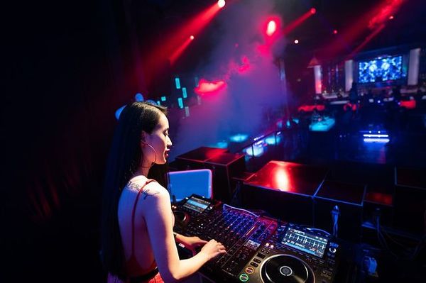 quầy bar và DJ chơi nhạc