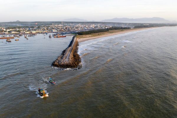 mặt trời đang mọc lên trên biển hồ tràm