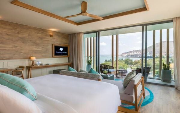 Hạng phòng Fusion Suite hướng biển có ban công tại khách sạn Fusion Suites Vũng Tàu