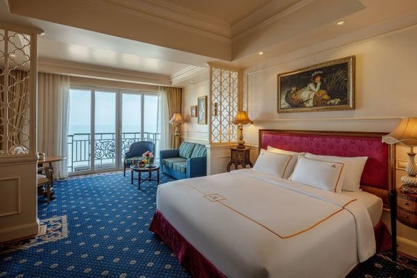 The Imperial Hotel & Resort hạng phòng deluxe hướng biển nằm trong khu căn hộ