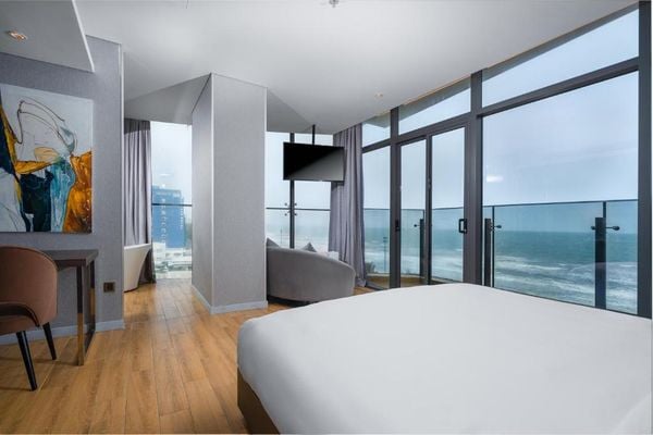 Phòng Signature Suite Oceanfront with Balcony tại Khách sạn Premier Pearl Vũng Tàu