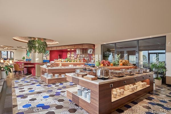 quầy buffet nhiều món ăn