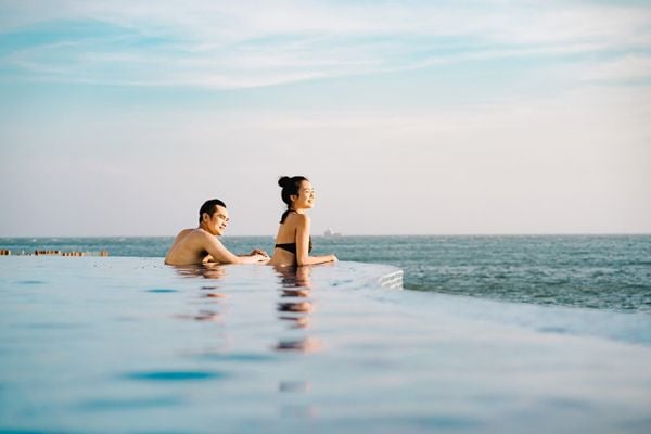 Hồ bơi vô cực tràn bờ, view biển tại Mercure Vũng Tàu