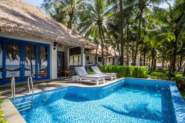 Hồ bơi ngoài trời tại resort Phú Quốc