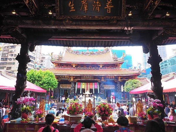 Tour Du lịch Đài Loan - Long Sơn Tự (Long Shan Temple)