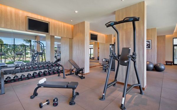 phòng tập gym có nhiều thiết bị máy móc