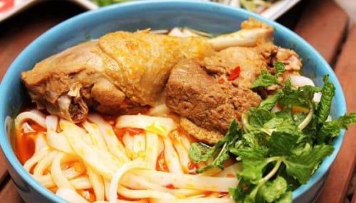 Mòn ăn mì quảng tại Phan Thiết