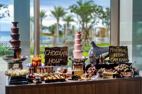 nhà hàng tropicana của movenpick cam ranh có bàn nhìn ra biển