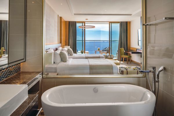 Phòng Deluxe hướng biển tại Movenpick Cam Ranh