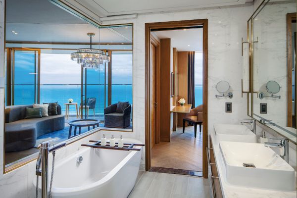 Phòng Deluxe Suite hướng biển tại Movenpick Cam Ranh