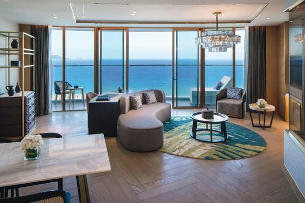 Phòng Deluxe Suite hướng biển tại Movenpick Cam Ranh