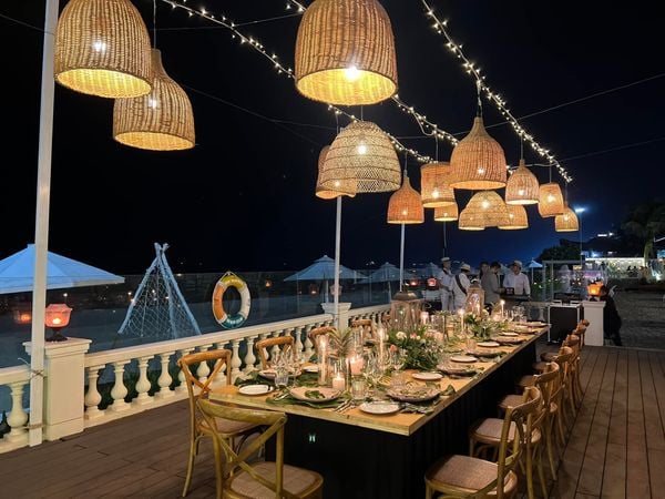 Nhà hàng hải sản La Sirena nằm trong khuôn viên The IMPERIAL Hotel