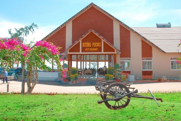 ngôi nhà mái tam giác màu đỏ phía trước có bãi cỏ