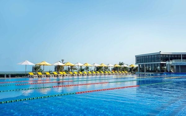 Hồ bơi vô cực ngoài trời view biển có dãy dù màu màu