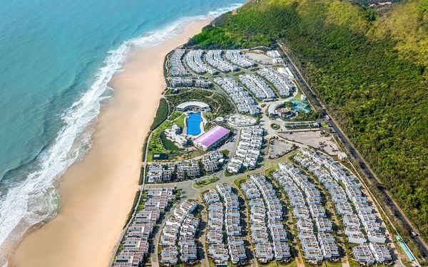 dãy resort bên bãi biển nhìn từ trên cao