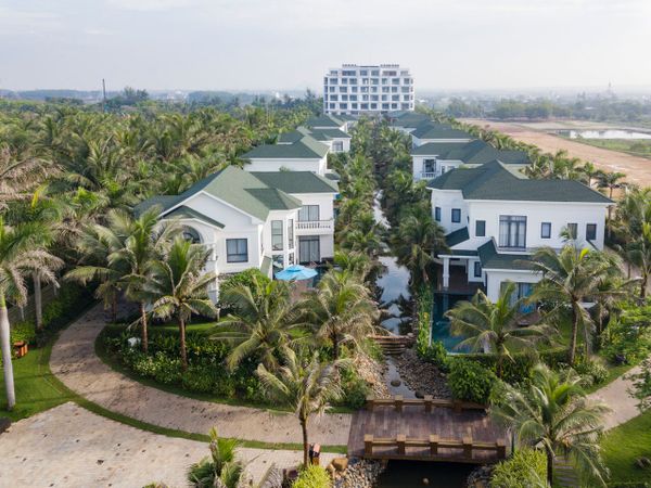 Resort parami Hồ Tràm nằm bên bãi biển bao phủ bởi cây xanh nhìn từ trên cao