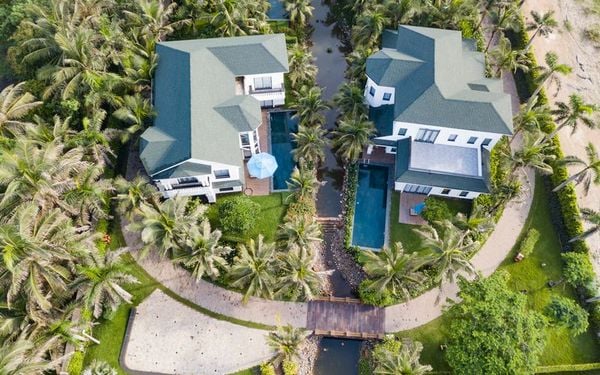 dãy nhà hình tròn bao quanh là vườn cây nhìn từ trên cao