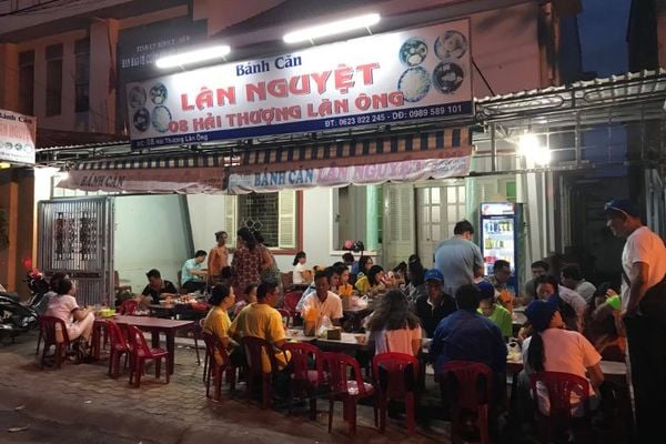 Quán bánh căn Lân Nguyệt được nhiều thực khách yêu thích
