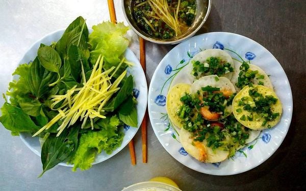 Bánh căn Phan Thiết ăn với rau và nước chấm ăn kèm